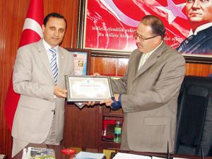 Yeşilay'dan Akşehir Kaymakamı'na belge