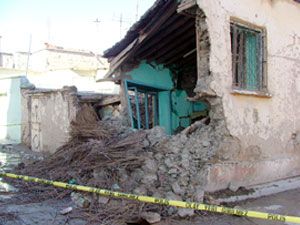 Tek katlı kerpiç evin bir bölümü çöktü