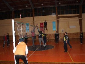 Beyşehir’de öğretmenler voleybolda kapışıyor