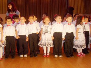 Anadolu Kız Meslek Lisesi öğrencilerinden defile