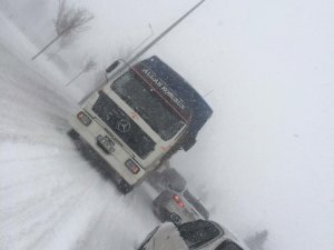 Yollar kapandı vatandaşlar mahsur kaldı