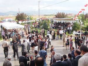 Yağmur altında mezuniyet töreni