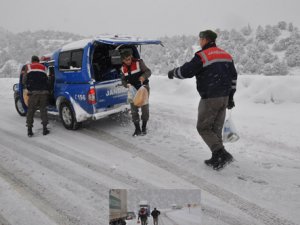 Yolda kalan TIR şoförlerinin yardımına jandarma yetişti