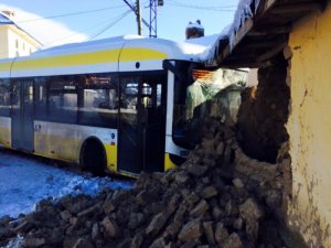 Belediye otobüsü eve girdi