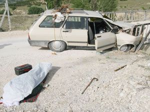 Otomobil köprü korkuluklarına çarptı: 1 ölü, 1 yaralı