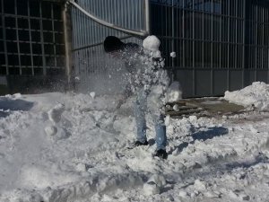 Vatandaş dükkanının önündeki karı temizliyor