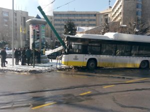 Belediye otobüsü tramvay direğine çarptı