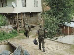 Teröristen karakola ateşine vatandaş karşılık verdi / video
