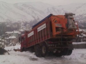 Kar temizleme aracı eve girdi