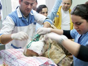 Yıkılan ev yolda yürüyen kişiyi yaraladı