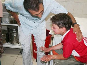 Ateşe attıkları deodorant kutusu patladı