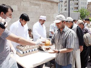 Karaman'da kandil pilavı dağıtıldı