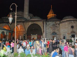 Camiler doldu taştı