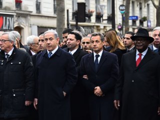 Netanyahu Paris'teki yürüyüşte en ön sırada yer aldı