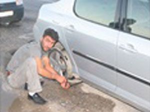 Gaspçıları patlak lastikle 30 km kovaladı