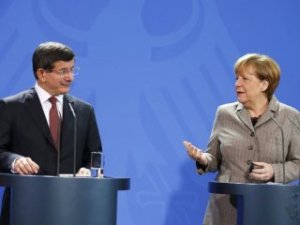 Davutoğlu ile Merkel'in ortak basın toplantısı