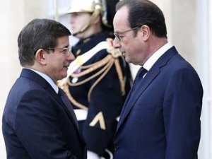 Hollande Davutoğlu'na farklı mı davrandı?