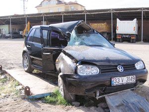 Yunak'ta otomobil direğe çarptı.1 ölü