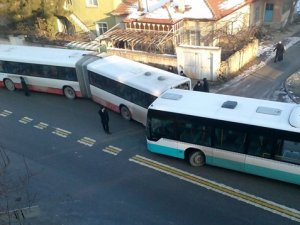 İki otobüs birbirine girdi