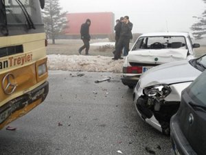 Zincirleme kazaya 4 araç karıştı