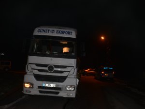 Kontrolden çıkan tır çarptığı evin duvarını yıktı