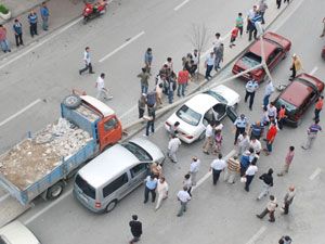 Freni patladı direği devirdi