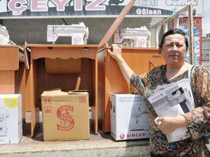 Kadınlara dikiş makinesi ve malzemeleri yardımı