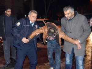 Polisten Kaçan Çocuk Otomobilin Altında Yakalandı