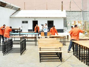 Tutuklu değil, fabrika çalışanı gibiler