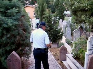 Polis mezarlıkta sigara hırsızlarını aradı