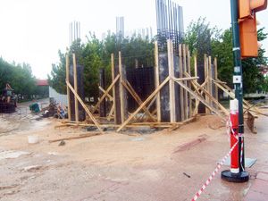 Yaya üst geçidinde hummalı yapım-yıkım