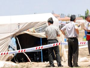 Tarım işçisi genç çift ve bebekleri ölü bulundu