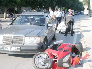 Kaza yapan motosiklet sürücüsü acı içinde bekledi