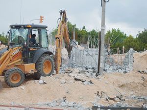 Üst geçidin betonu yağmurdan yıkılmış
