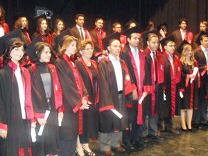 Öğrencilerden hocalara mezuniyet ‘fırça’sı