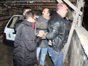 Aranan Şüpheli, Kovalamaca Sonunda Araç Garajında Yakalandı