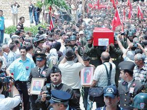 Babasının yanı başında
