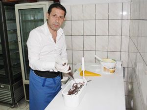 42 çeşit dondurma üretiyor