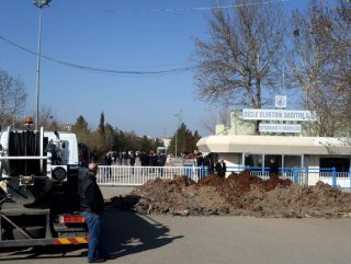 Diyarbakır'da DİSKİ DEDAŞ'ın önüne hendek kazdı