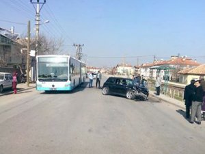 Otobüsle araç çarpıştı