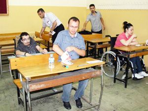 Adaylar içeride, veliler dışarıda ter döktü