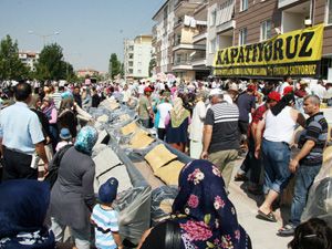 Aksaray'da ucuz mobilya izdihamı