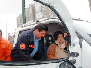 Araç içinde sıkışan 2 kadını itfaiye kurtardı