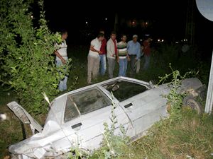 Otomobiller çarpıştı: 3 yaralı