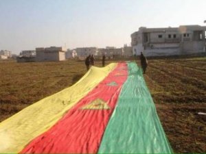 YPG Kobani'de 76 metrelik bayrak astı