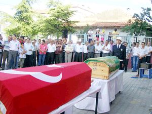 Emniyet Amiri ve kızı toprağa verildi