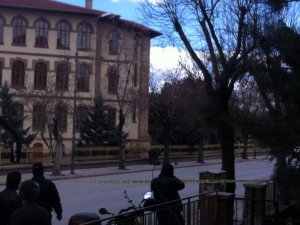 Bomba ihbarı üzerine yol kapatıldı