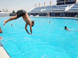 Sıcaktan bunalan havuza koşuyor