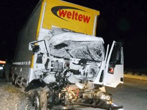 TIR, biçerdövere çarptı: 3 yaralı