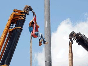 25 metrelik direğe tırmanan işçi nefes kesti